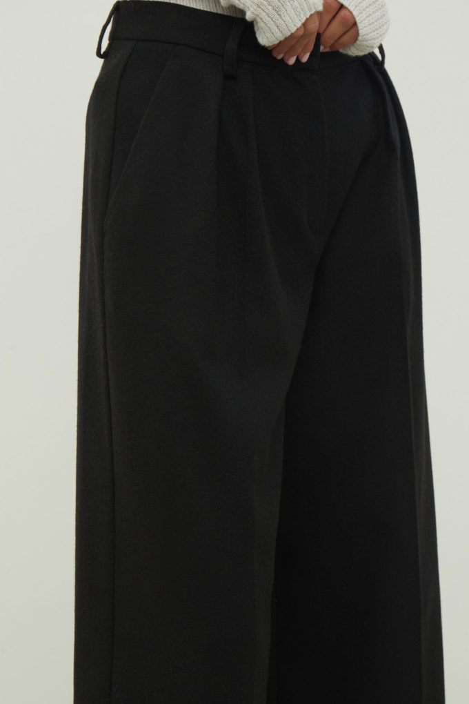 Low-rise woolen palazzo pants in black photo 3