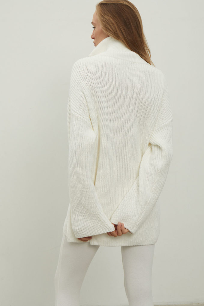 Oversized knitted sweater with a zipper in milky color photo 3