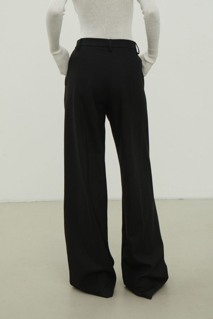 Low-rise woolen palazzo pants in black photo 4