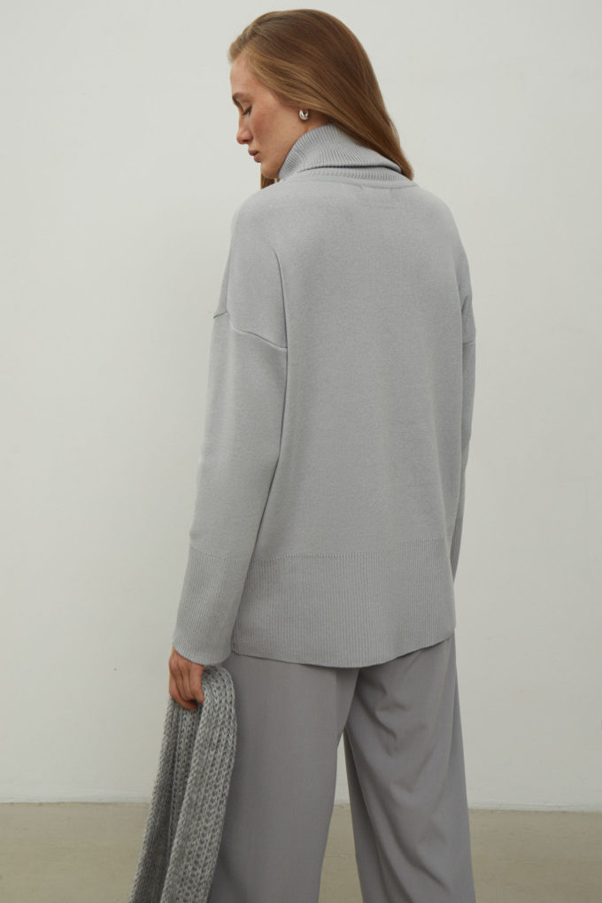 Трикотажний светр з об'ємною горловиною світло-сірий фото 3
