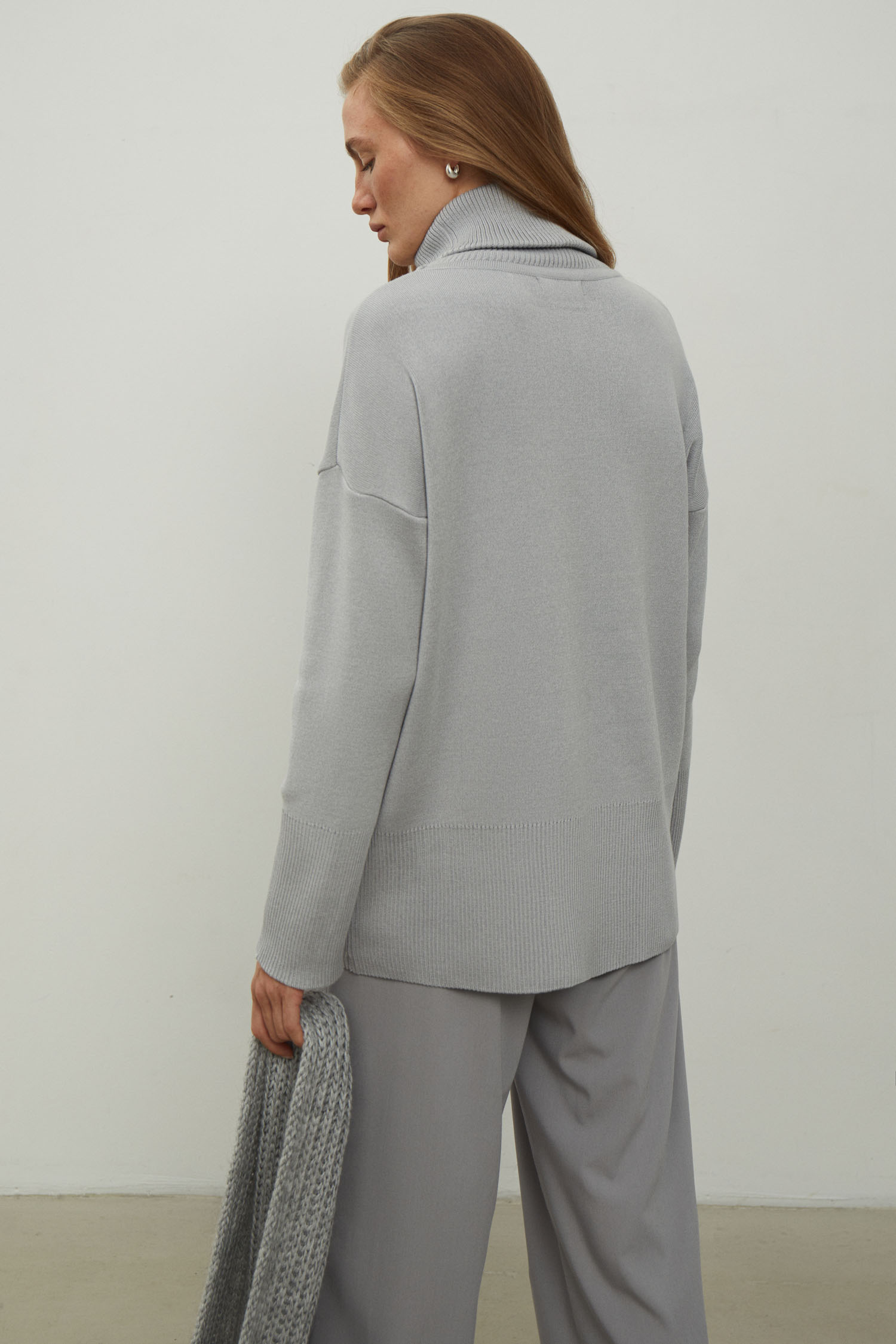Трикотажний светр з об'ємною горловиною світло-сірий - THE LACE фото 253436