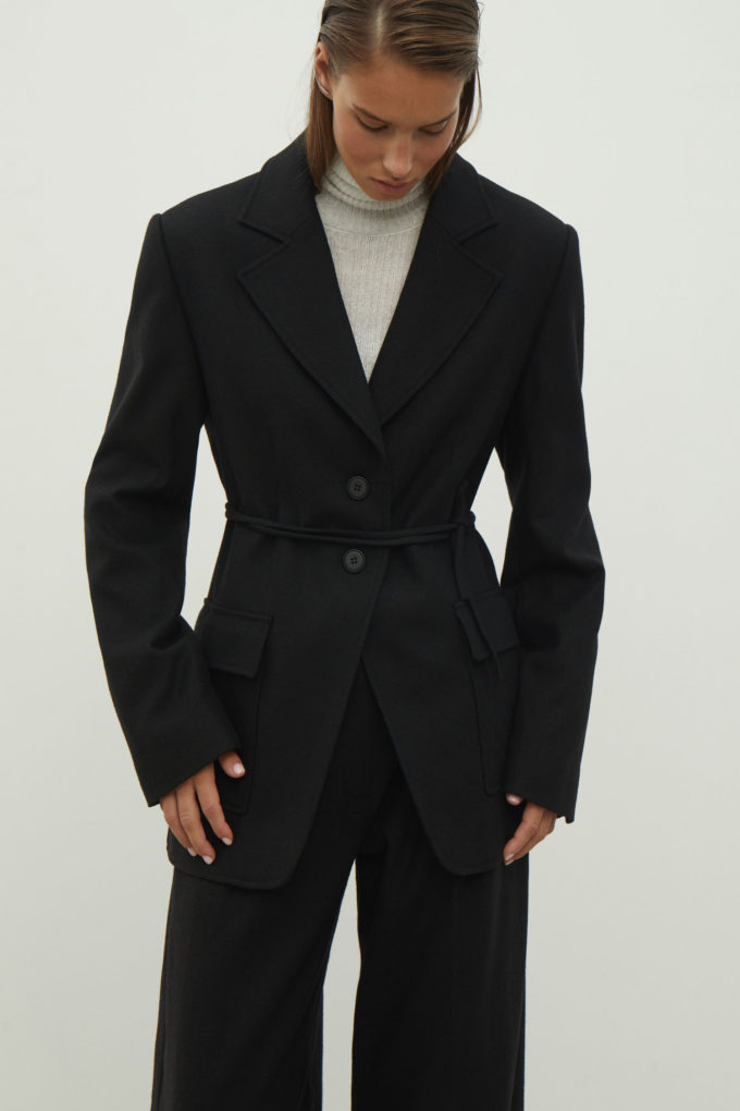 Single-breasted woolen jacket with a tie in black photo 4