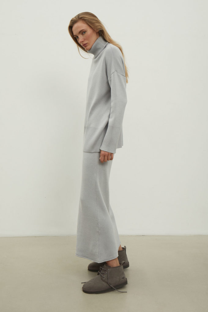 Knitted straight midi skirt in light gray photo 3