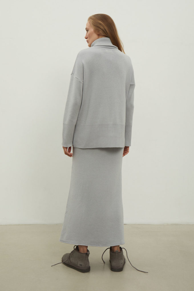 Knitted straight midi skirt in light gray photo 2