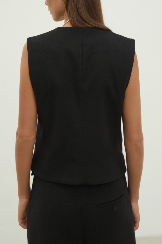 Classic woolen vest in black photo 2