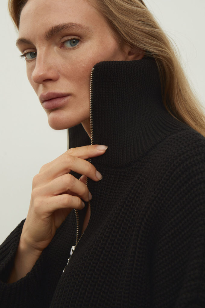 Oversized knitted sweater with a zipper in black photo 2