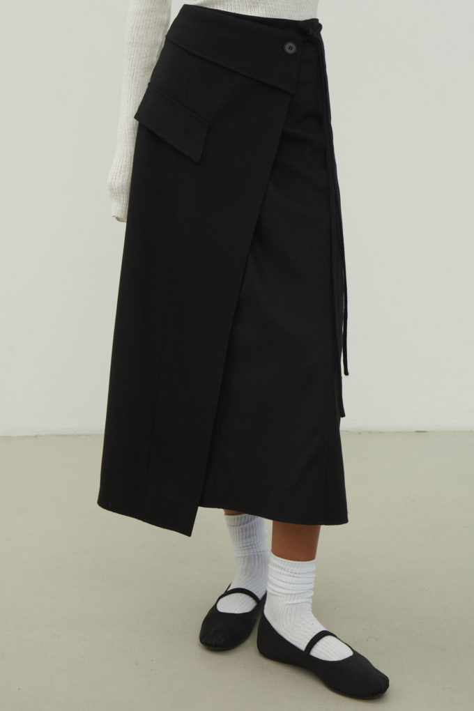Black woolen midi skirt with a tie photo 2