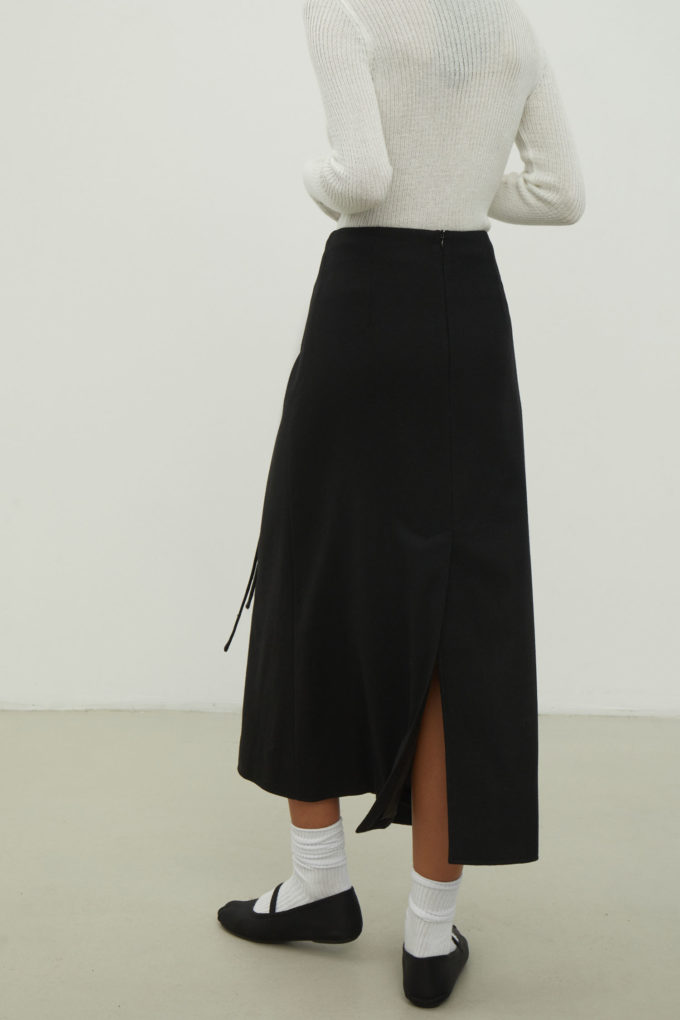 Black woolen midi skirt with a tie photo 3