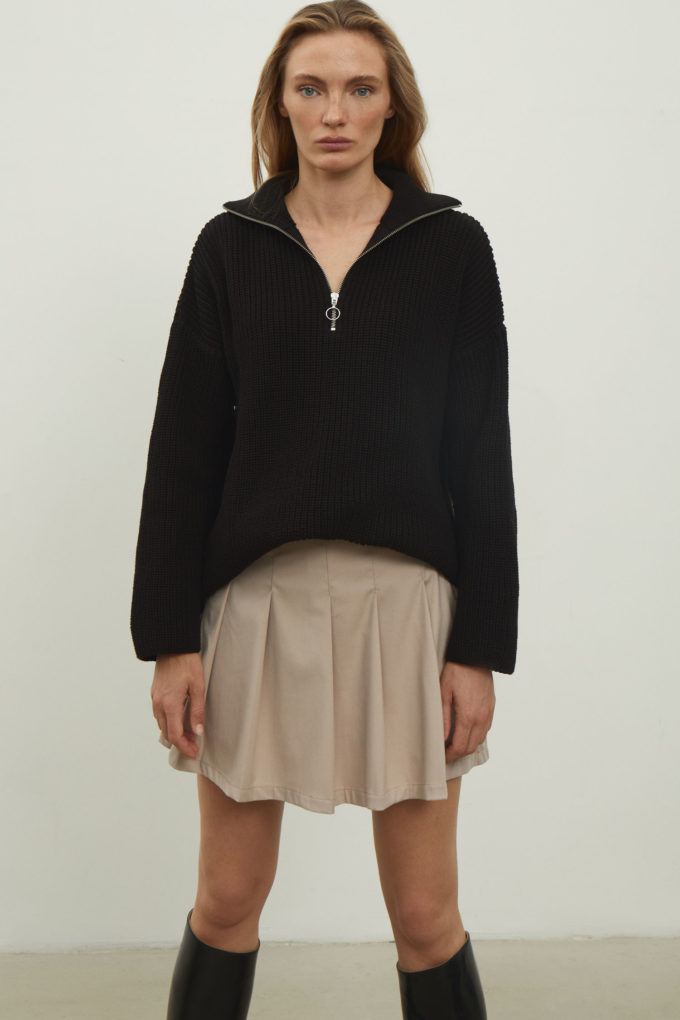 Oversized knitted sweater with a zipper in black photo 3