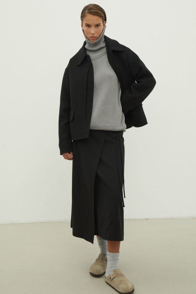 Black woolen midi skirt with a tie photo 4