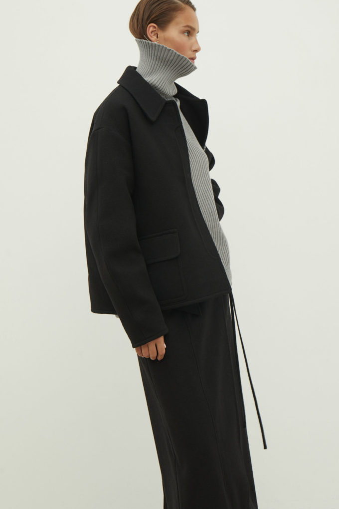 Пальто вовняне вкорочене з накладними кишенями чорне - THE LACE