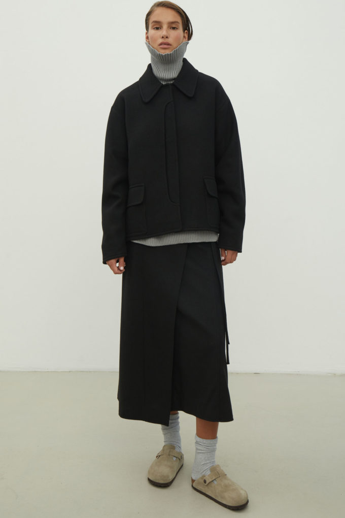 Пальто вовняне вкорочене з накладними кишенями чорне фото 2