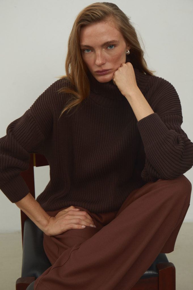 Chocolate knitted sweater with voluminous sleeves photo 2