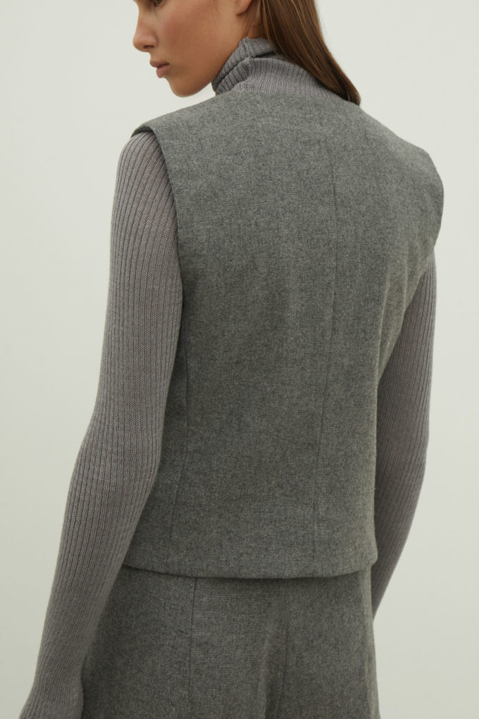 Classic woolen vest in gray photo 2