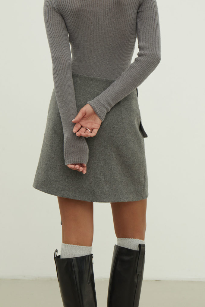 Gray woolen mini skirt with a tie photo 2