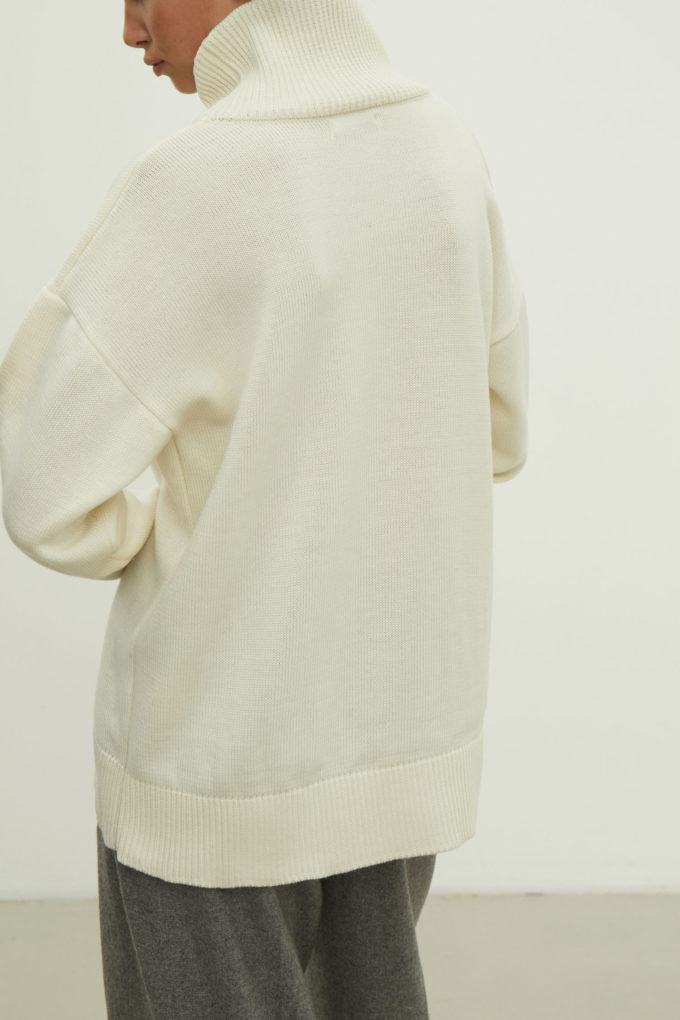 Merino wool sweater with neckline in milk photo 3