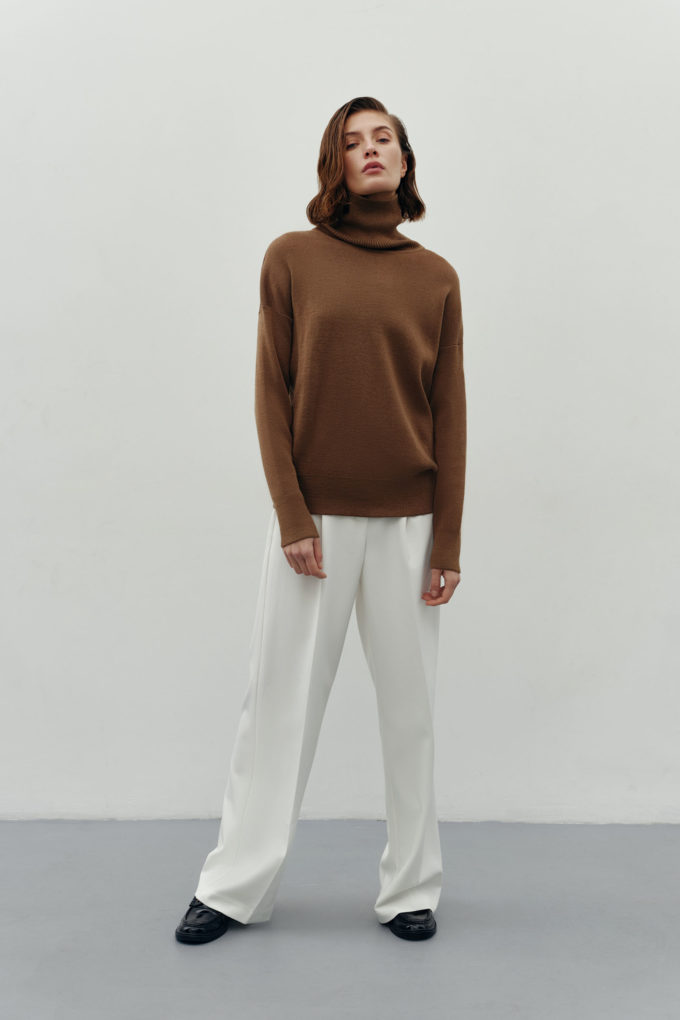 Woolen sweater with a neck in cappuccino photo 3