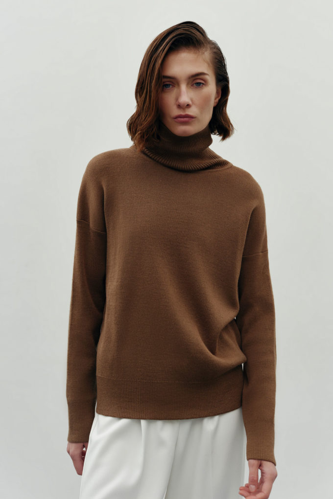 Woolen sweater with a neck in cappuccino photo 2