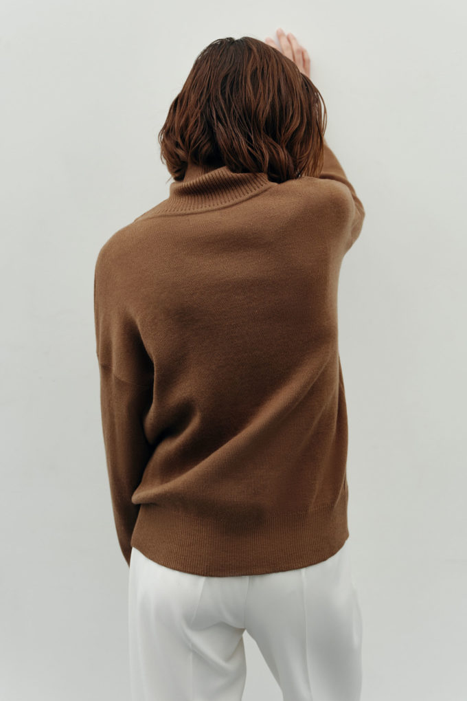 Woolen sweater with a neck in cappuccino photo 4