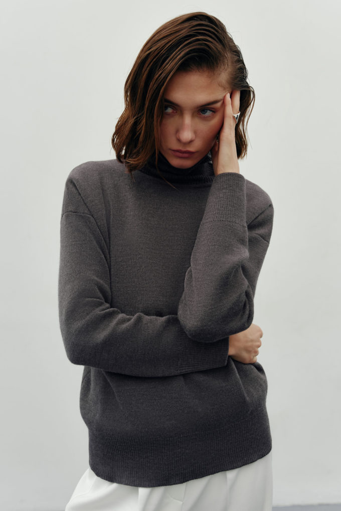 Woolen sweater with a neck in gray photo 3
