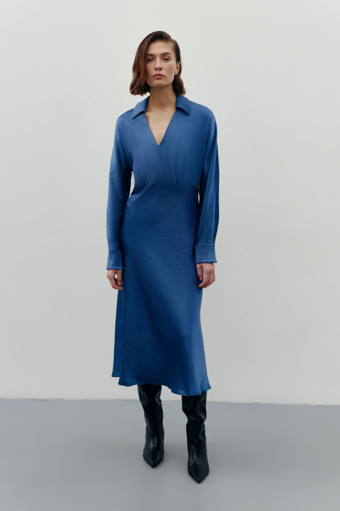 V-neck midi dress in blue photo 3