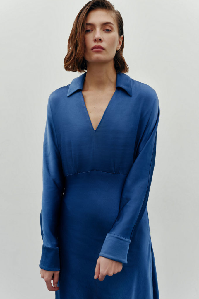 V-neck midi dress in blue photo 2