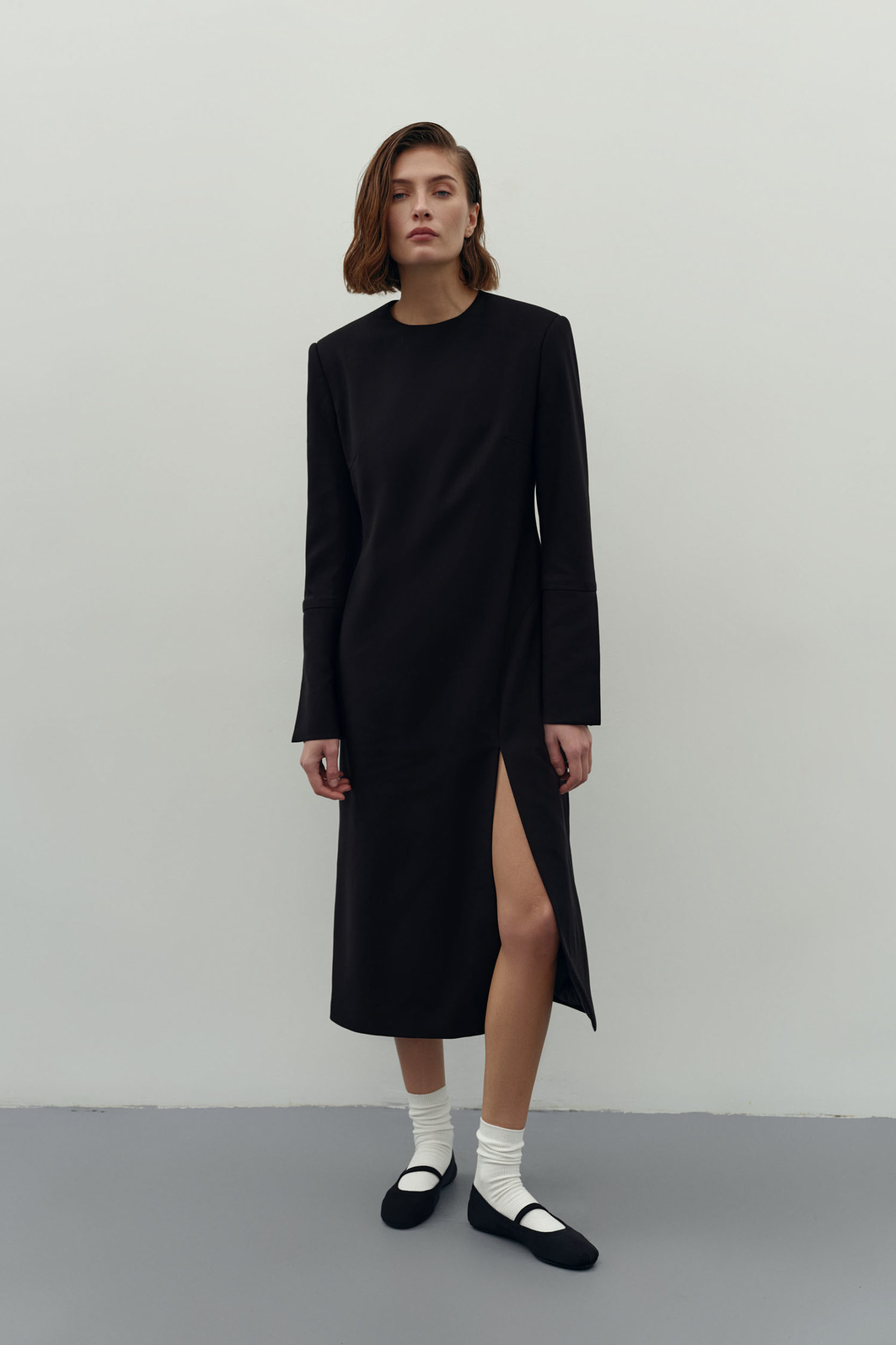 Сукня вовняна міді з широкими манжетами чорна - THE LACE фото 258978