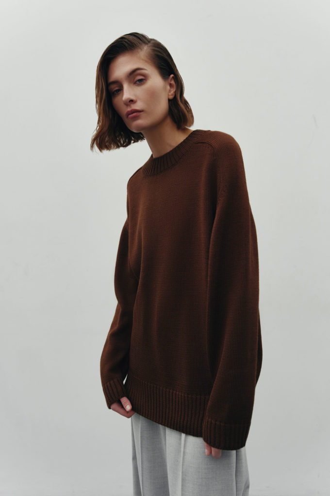 Straight-cut woolen sweater in chocolate photo 2