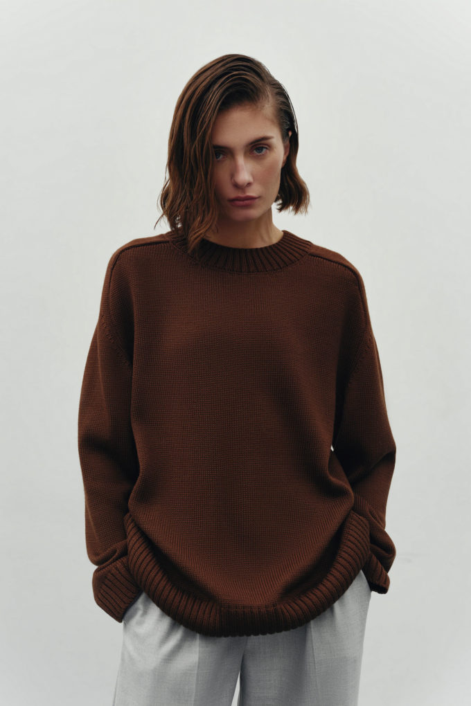 Straight-cut woolen sweater in chocolate photo 4