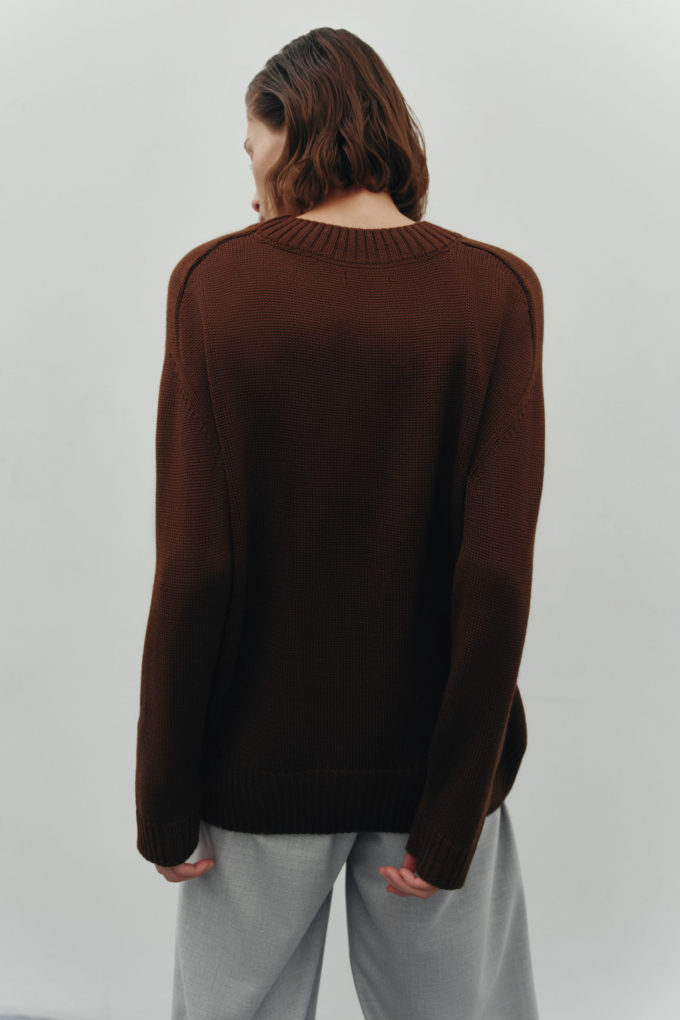 Straight-cut woolen sweater in chocolate photo 3