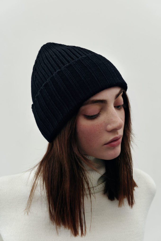Merino wool hat in black photo 2