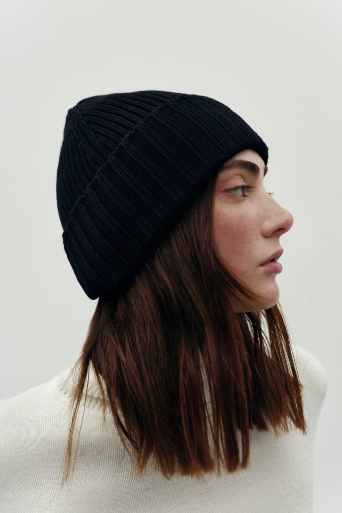Merino wool hat in black photo 3
