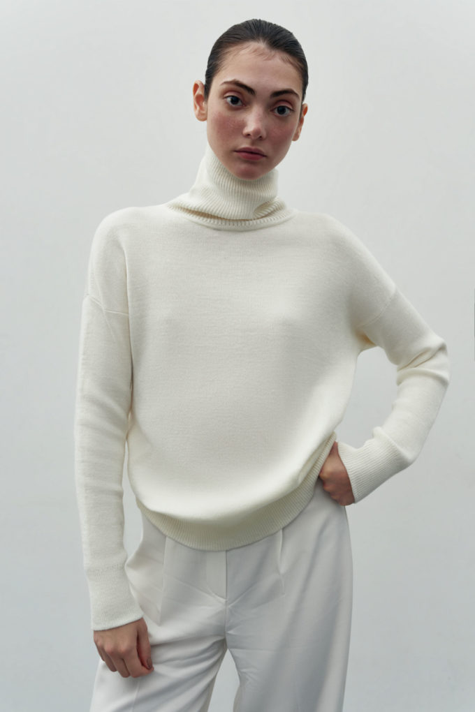 Woolen sweater with a neck in milk photo 4