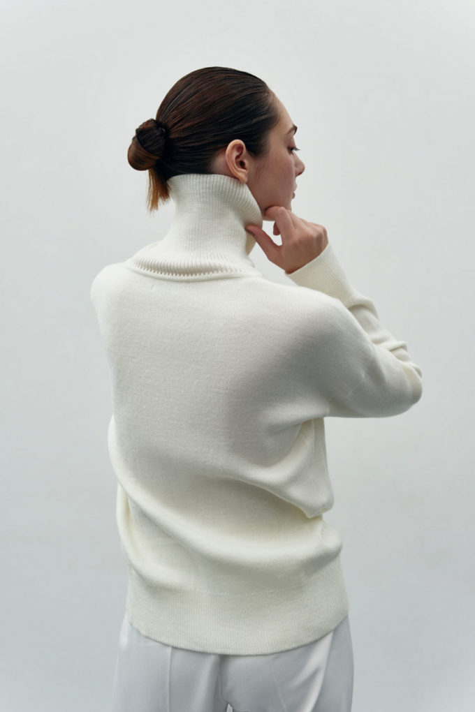 Woolen sweater with a neck in milk photo 3