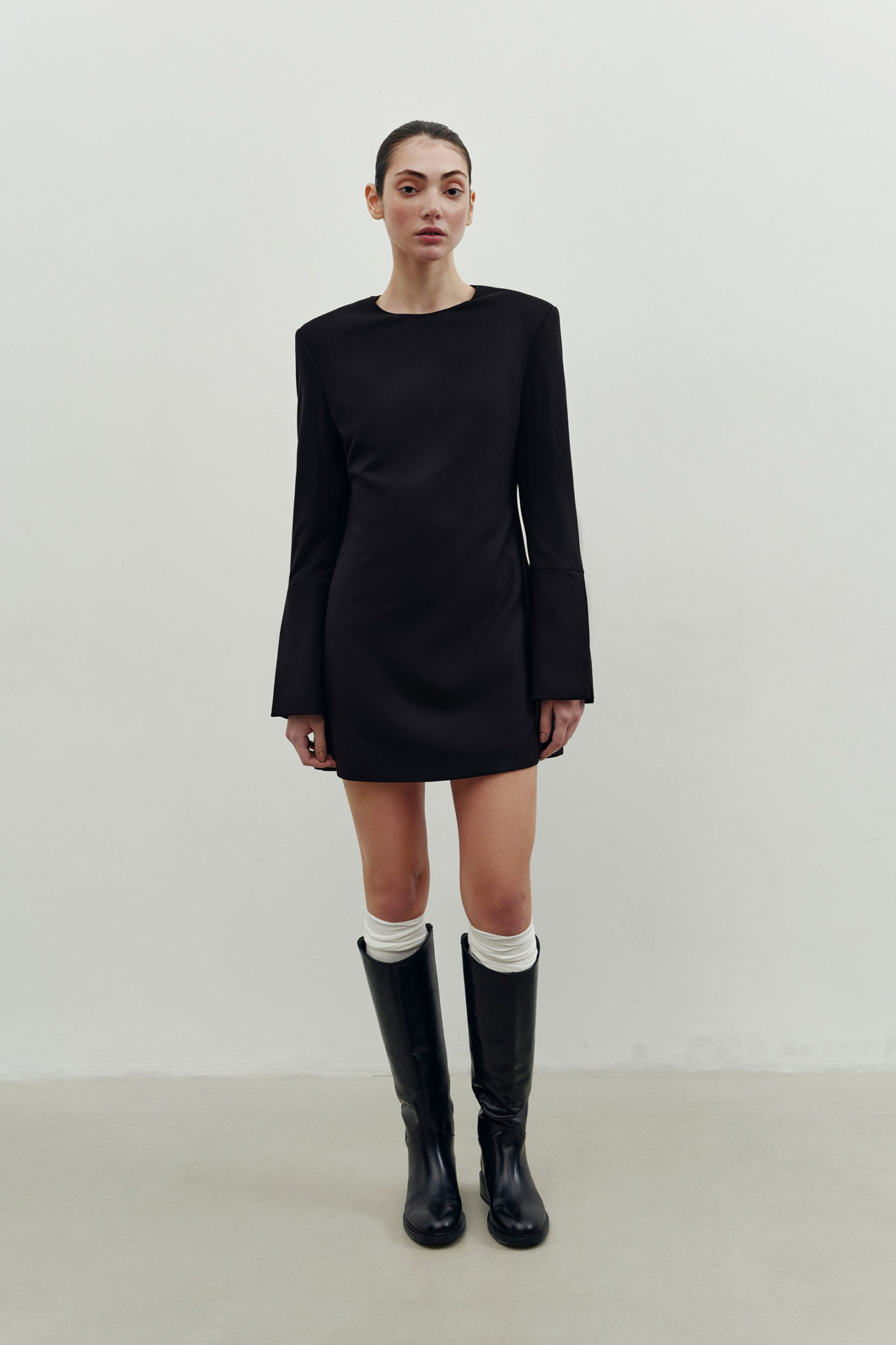 Сукня вовняна міні з широкими манжетами чорна - THE LACE фото 259564