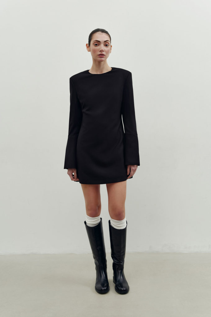 Сукня вовняна міні з широкими манжетами чорна - THE LACE
