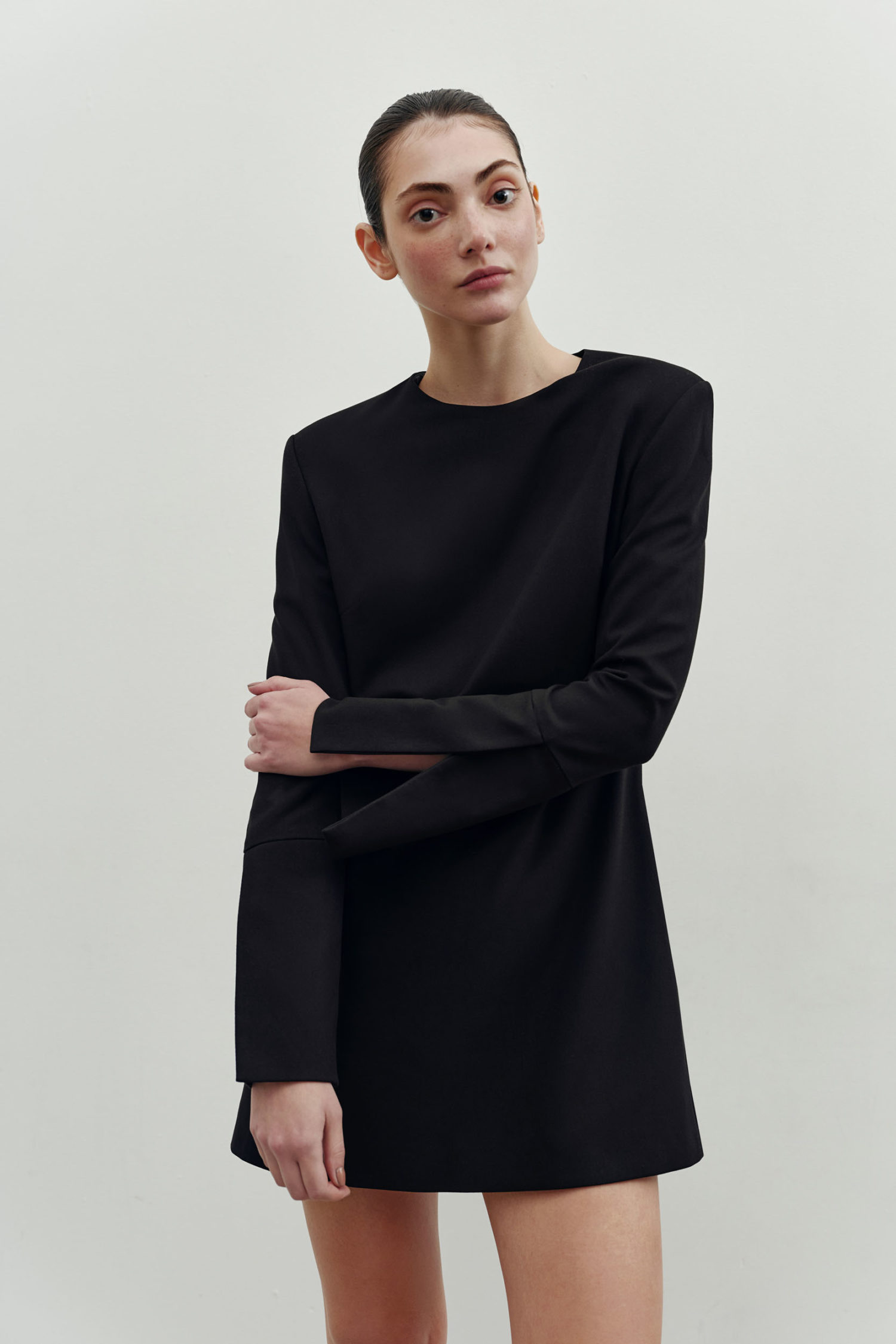 Сукня вовняна міні з широкими манжетами чорна - THE LACE фото 259568