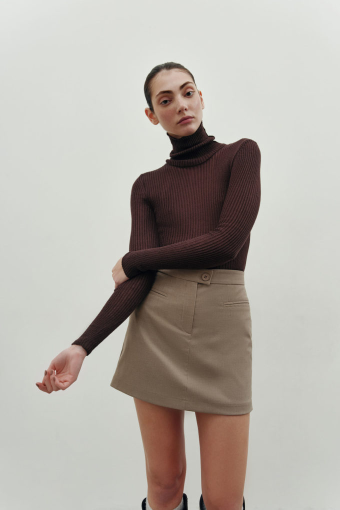 Thin ribbed turtleneck in chocolate photo 2