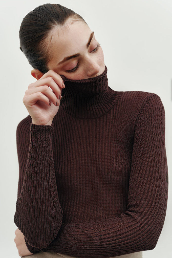 Thin ribbed turtleneck in chocolate photo 3