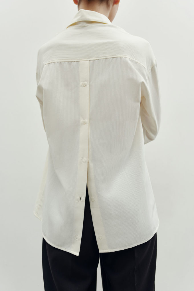 Shirt with a free cut in a stripe in cream color photo 2