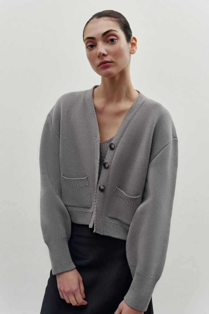 Knitted cardigan with pockets in gray photo 4
