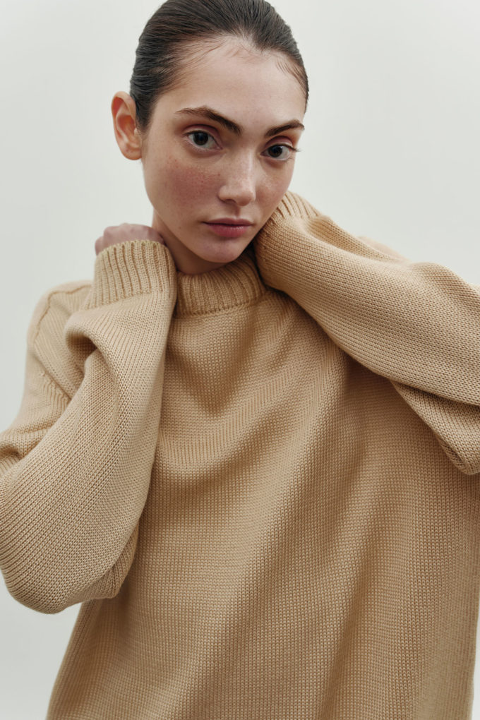 Straight-cut woolen sweater in beige photo 2