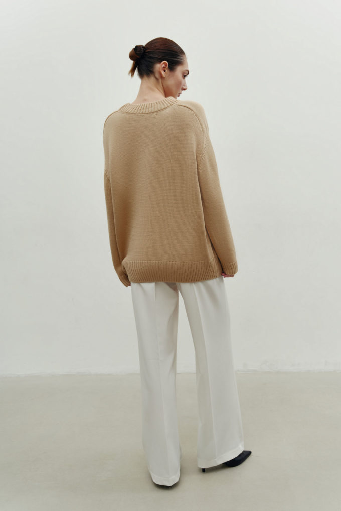 Straight-cut woolen sweater in beige photo 3