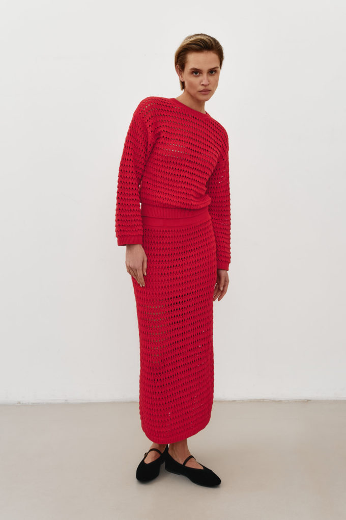 Red knitted skirt with openwork knitting photo 3