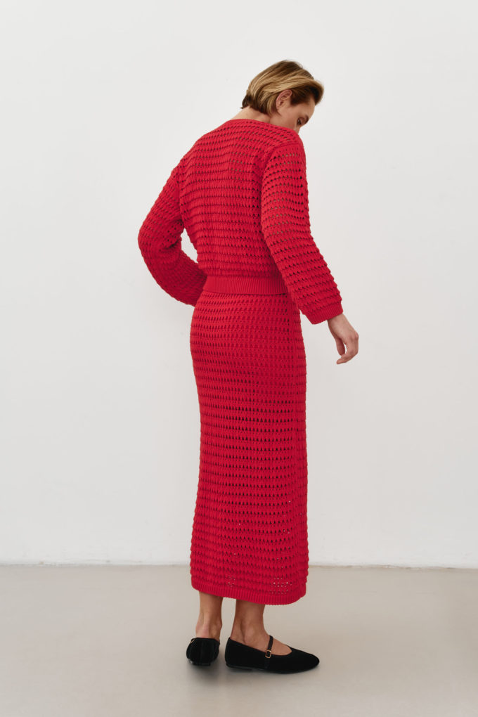 Red knitted skirt with openwork knitting photo 2