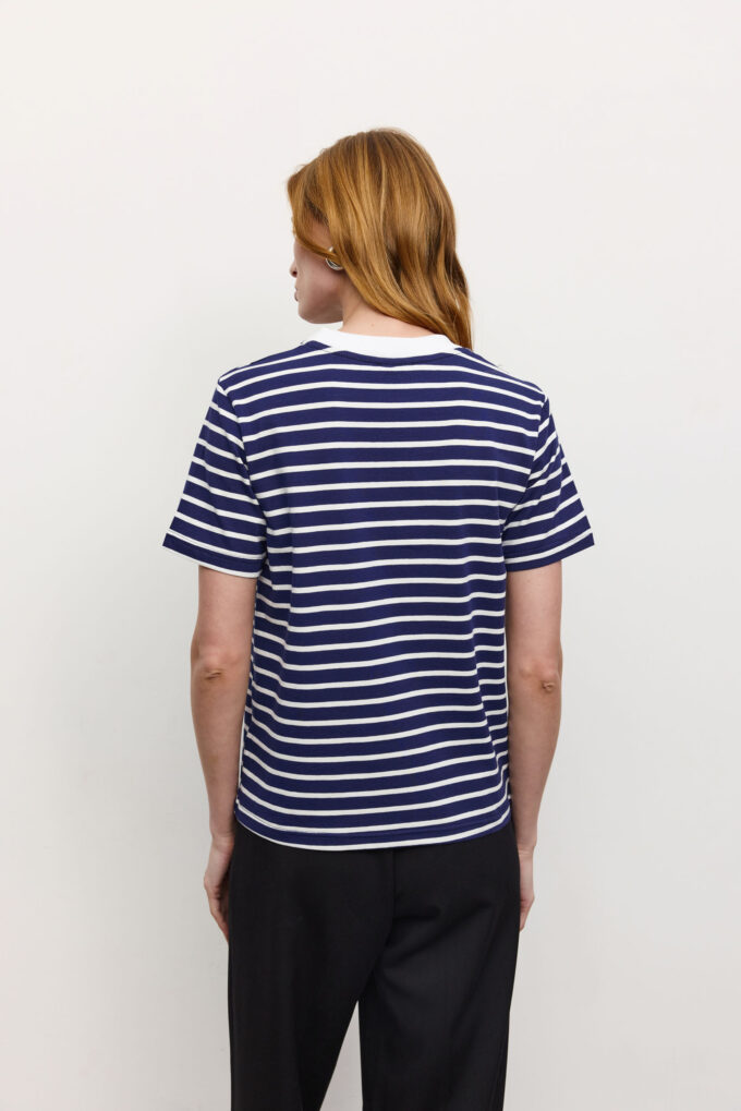 Relaxed fit T-shirt with stripes in blue and a white neck photo 2