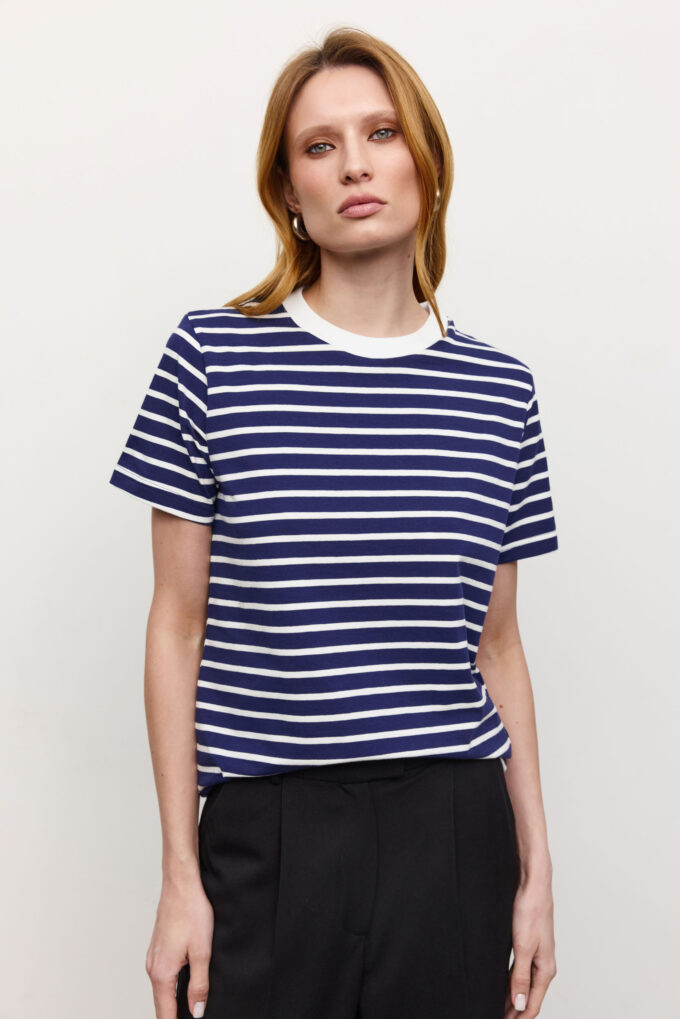 Relaxed fit T-shirt with stripes in blue and a white neck photo 3