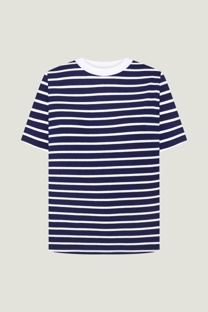 Relaxed fit T-shirt with stripes in blue and a white neck photo 4
