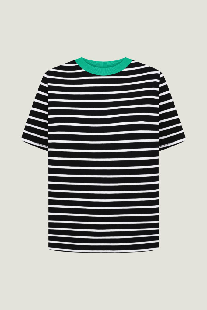 Relaxed fit T-shirt with stripes in black and a green neck photo 4