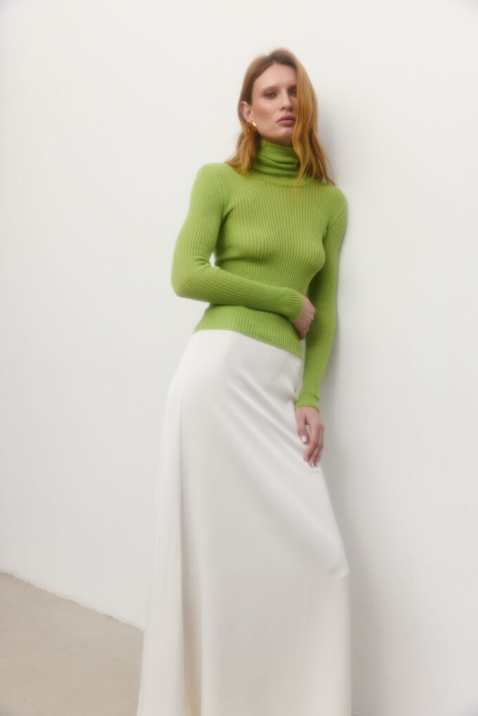 Thin ribbed turtleneck in light green photo 2